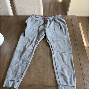 Nike Men's Light Gray Athletic Jogger Sweatpants